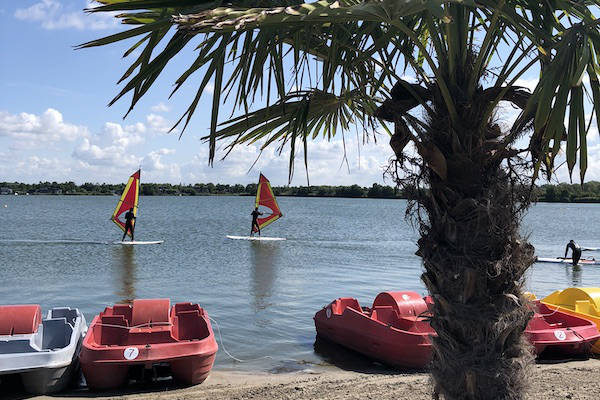 Toms Beach en Surf kanoën of waterfietsen met 42% korting