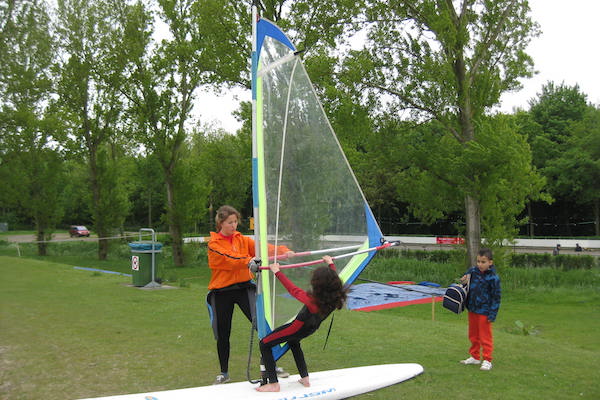 Toms Beach en Surf windsurfen of suppen met 50% korting