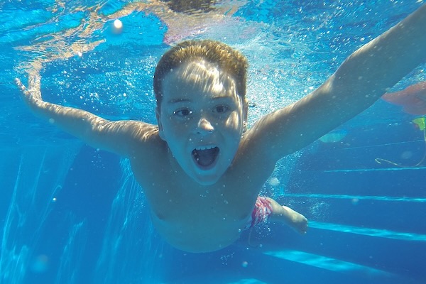 Zwemmen + zakje chips of snoep met 34% korting