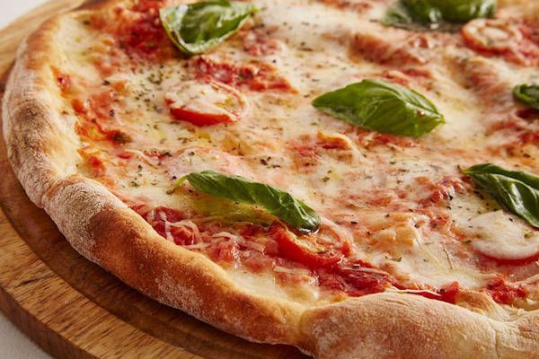 Pizza naar keuze + garlic bread met 60% korting