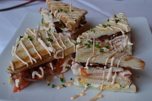 deKleineBaron, tapasplank + brood met smeersels met 35% korting
